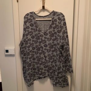 Long sleeve heathered gray floral V-neck tee.